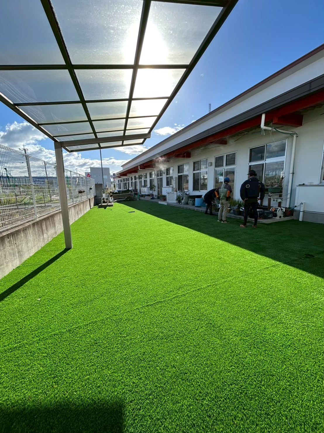 大村市・かたまち保育園様｜アスファルトの園庭が“ふわふわで涼しい安心空間”に