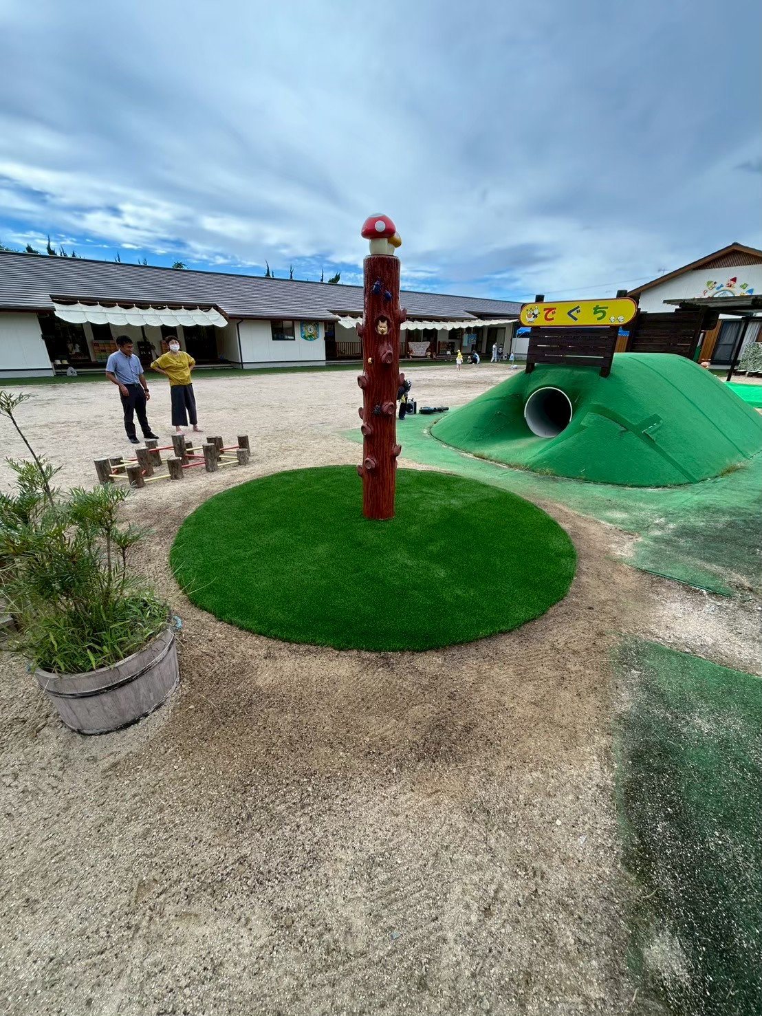 松浦市・今福こども園様｜登り棒の下を“ふわふわの安全ゾーン”に